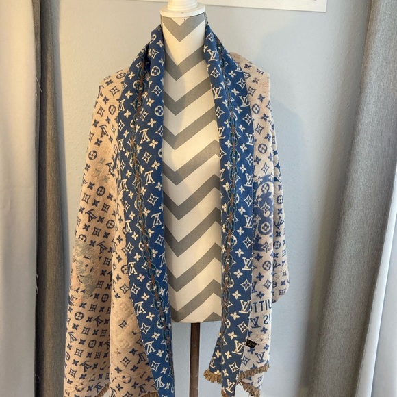 Louis Vuitton Monogram Wrap/Shawl, OS - Picture 5 of 9